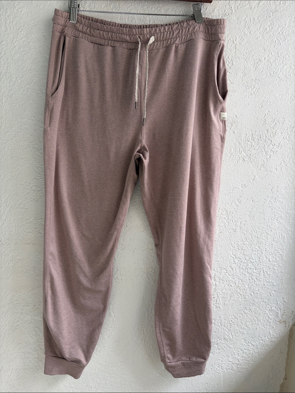 Vuori Performance Joggers Drawstring  in Dusty Rose